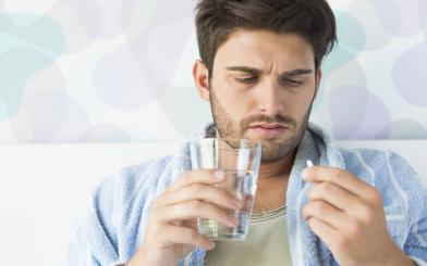 Điều trị viêm tinh hoàn cấp tính bằng thuốc có khỏi không?