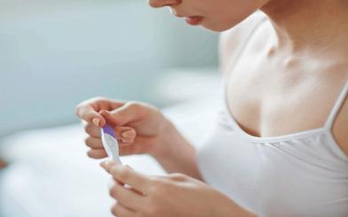 Hết sức lưu ý với trường hợp trễ kinh nhưng ra huyết trắng