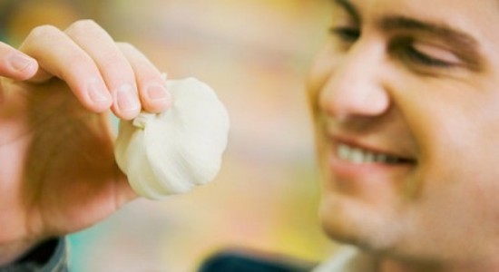 Người bị viêm tinh hoàn nên ăn nhiều tỏi để ngăn chặn sự phát triển của virus
