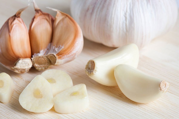 Chất Acillin trong tỏi hỗ trợ điều trị viêm tinh hoàn