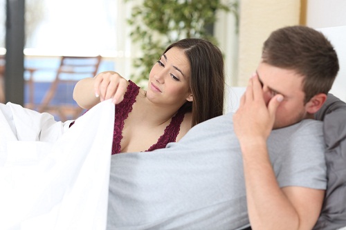 Nam giới bị viêm tinh hoàn có nên quan hệ không?