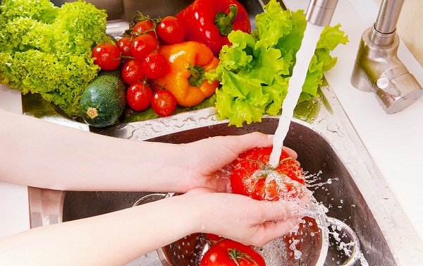 Bổ sung rau xanh và hoa quả tươi vào thực đơn hàng ngày của người bệnh viêm tinh hoàn